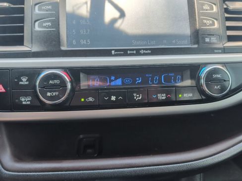 Used 2016 Toyota Highlander XLE AWD/4WD image 22