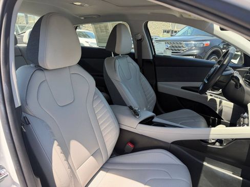 Used 2025 Hyundai Elantra Limited FWD image 37