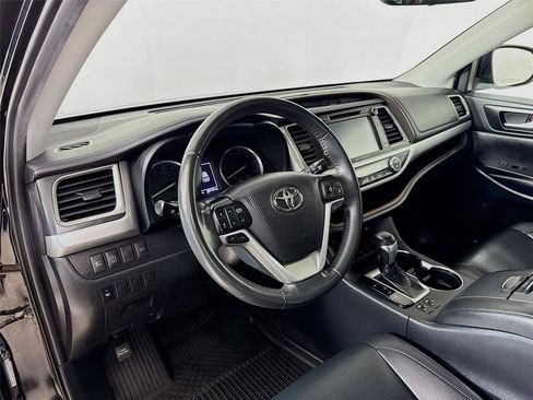 Used 2019 Toyota Highlander XLE AWD/4WD image 25
