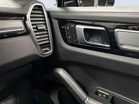 Certified 2023 Porsche Cayenne Platinum Edition AWD/4WD image 31