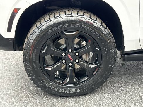 Used 2025 GMC Yukon XL AT4 w/ AT4 Premium Package image 19