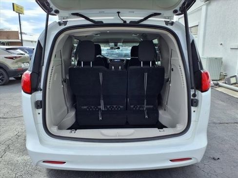 Used 2022 Chrysler Voyager LX image 11