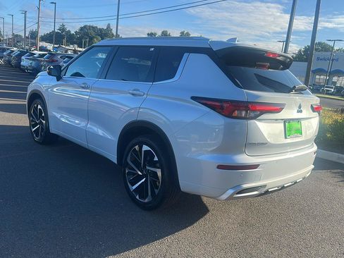 Used 2024 Mitsubishi Outlander SEL AWD/4WD image 2