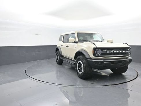 New 2026 Ford Bronco Outer Banks w/ Sasquatch Package AWD/4WD image 2