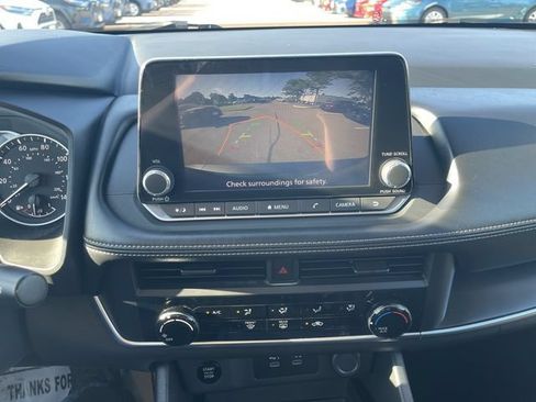 Used 2024 Nissan Rogue S AWD/4WD image 18