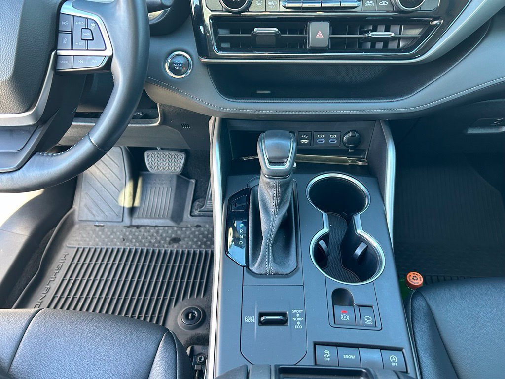Used 2022 Toyota Highlander XLE FWD image 25