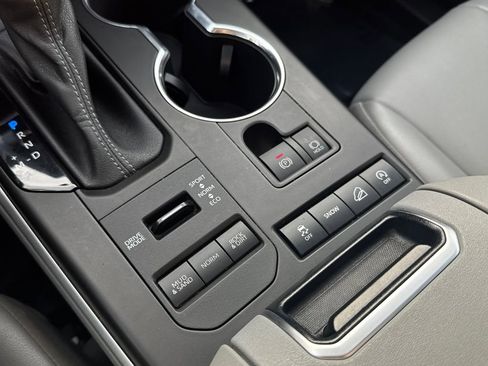 Used 2022 Toyota Highlander XLE image 29