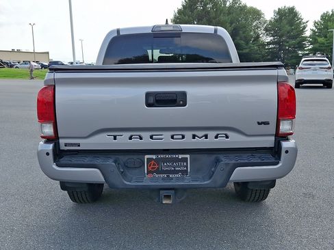Used 2017 Toyota Tacoma TRD Off-Road AWD/4WD image 6