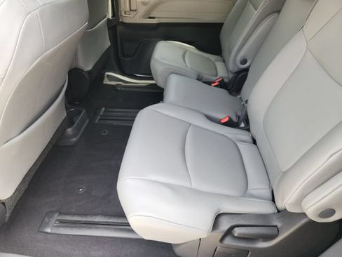 Used 2022 Toyota Sienna XLE FWD image 28