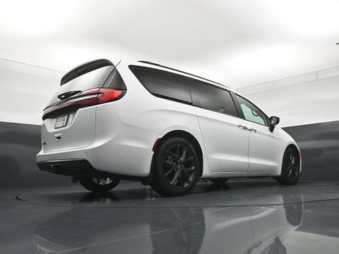 Used 2024 Chrysler Pacifica Touring-L w/ S Appearance Package FWD image 24