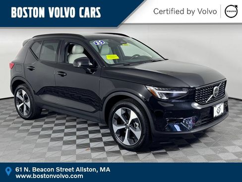 Certified 2025 Volvo XC40 B5 Plus AWD/4WD image 1