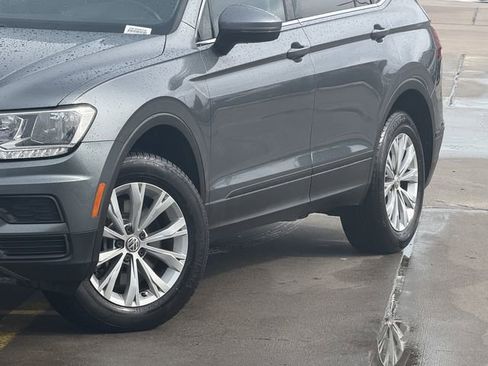 Used 2019 Volkswagen Tiguan SE w/ Panoramic Sunroof Package FWD image 3