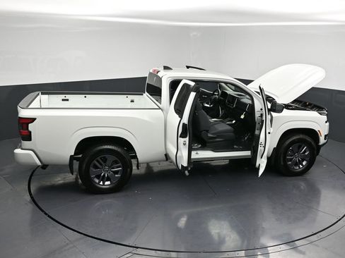 Certified 2025 Nissan Frontier SV image 33