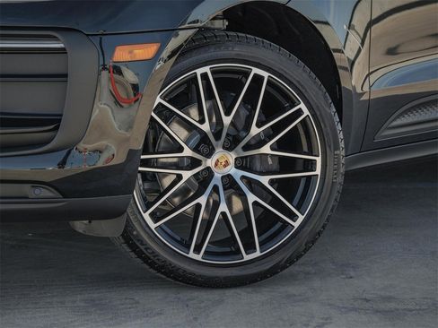 Certified 2025 Porsche Macan image 6