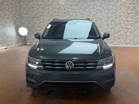 Used 2018 Volkswagen Tiguan SE w/ Panoramic Sunroof Package image 2