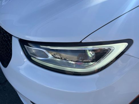 New 2026 Chrysler Pacifica Limited image 11