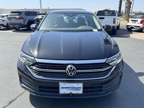 Used 2024 Volkswagen Jetta SE FWD image 3