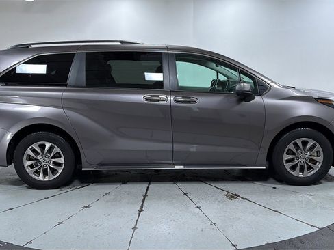 Used 2023 Toyota Sienna XLE image 6