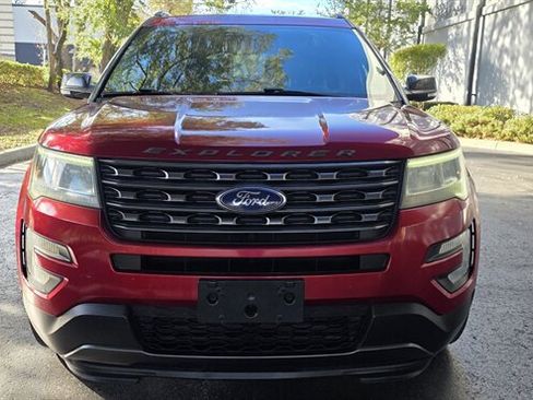 Used 2017 Ford Explorer XLT w/ Equipment Group 202A image 3