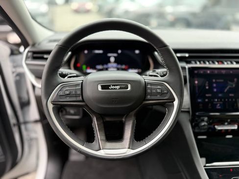 Used 2023 Jeep Grand Cherokee Limited AWD/4WD image 6