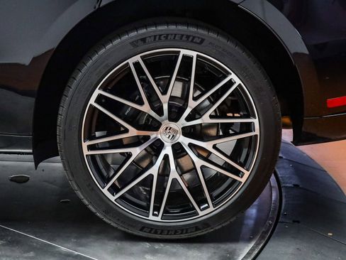 Used 2025 Porsche Macan image 9