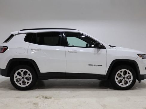 Used 2025 Jeep Compass Latitude w/ Sun & Sound Group AWD/4WD image 8
