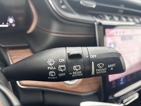 Used 2022 Jeep Grand Cherokee L Summit w/ Luxury Tech Group V image 23