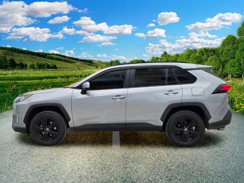 Used 2021 Toyota RAV4 XLE w/ Convenience Package FWD image 3