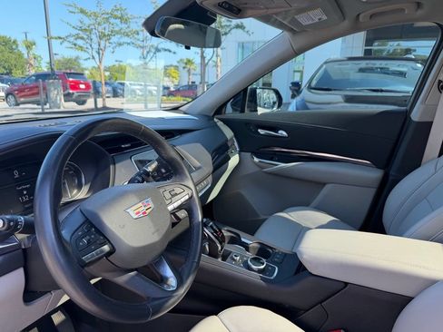 Used 2023 Cadillac XT4 Luxury w/ Cold Weather Package FWD image 12