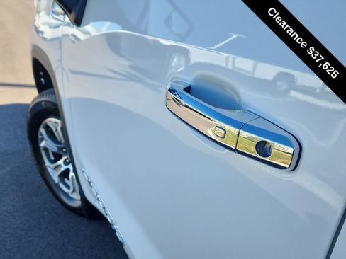 Used 2024 GMC Sierra 1500 SLT image 17