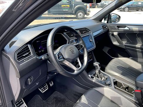 Used 2023 Volkswagen Tiguan SE R-Line image 8