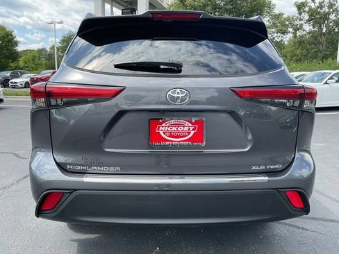 Used 2022 Toyota Highlander XLE AWD/4WD image 9