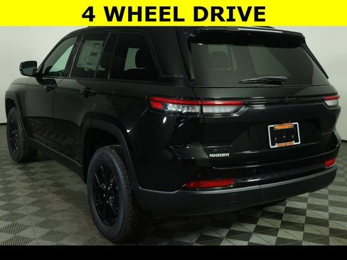 New 2025 Jeep Grand Cherokee Altitude image 7