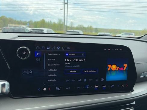 Used 2025 Chevrolet Traverse LT AWD/4WD image 14