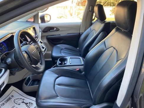 Used 2023 Chrysler Pacifica Touring-L FWD image 38