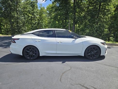 Used 2023 Nissan Maxima SR w/ Sport Mat Group FWD image 2
