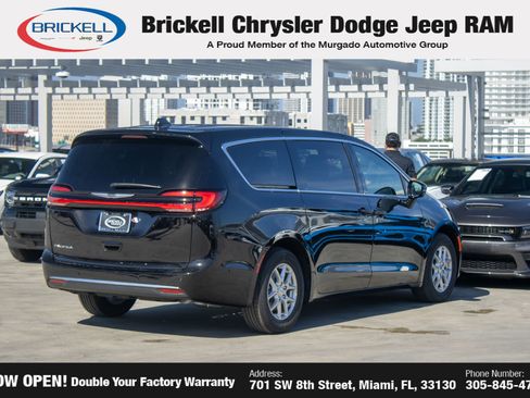 New 2025 Chrysler Pacifica Select image 5