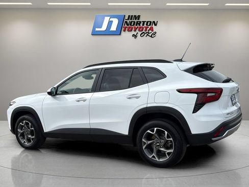 Used 2025 Chevrolet Trax LT FWD image 7