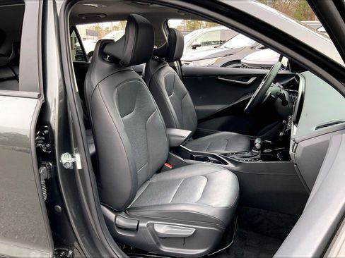 Used 2023 Kia Niro SX image 9