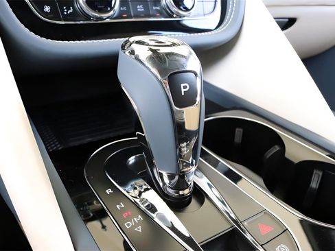 New 2025 Bentley Bentayga Extended Wheelbase image 27