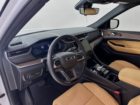 Used 2025 Jeep Grand Cherokee Summit w/ Luxury Tech Group V image 10