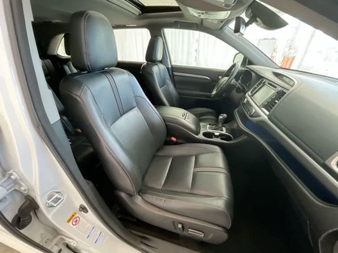 Used 2017 Toyota Highlander SE w/ Carpet Mat Package AWD/4WD image 26
