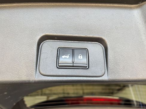 Used 2025 Nissan Rogue SV FWD image 23