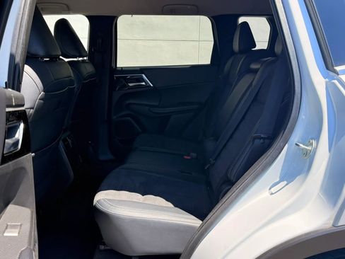 Used 2024 Mitsubishi Outlander FWD image 13