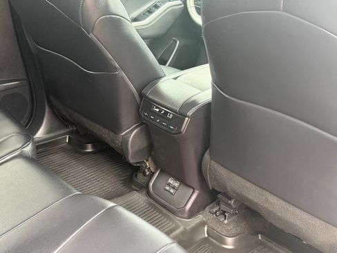 Used 2023 Toyota Highlander XLE AWD/4WD image 42