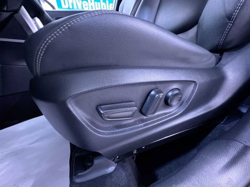 Used 2022 Toyota Corolla Cross XLE w/ Convenience Package AWD/4WD image 5