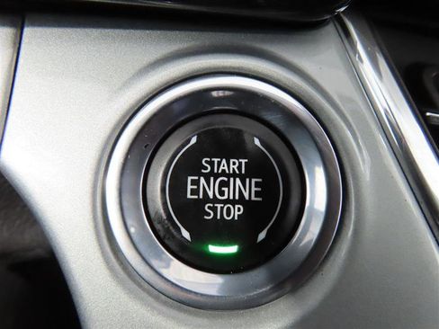 Used 2025 Chevrolet Trax LT w/ LT Convenience Package FWD image 19