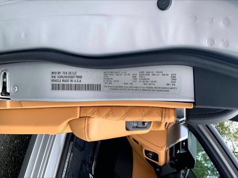 Certified 2025 Jeep Grand Cherokee Summit AWD/4WD image 31