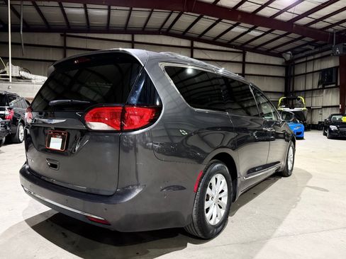 Used 2018 Chrysler Pacifica Touring-L Plus w/ Advanced Safetytec Group FWD image 5