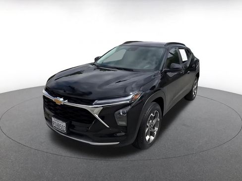 Used 2025 Chevrolet Trax LT FWD image 7